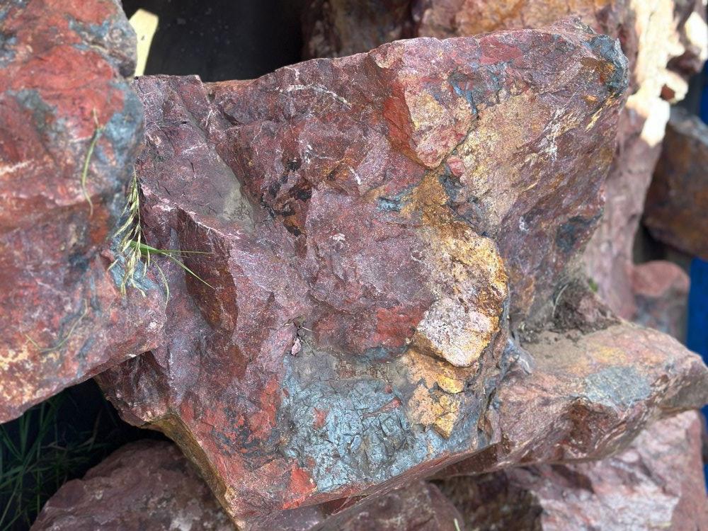 Камни для ландшафтного дизайна красно-фиолетовые 10-60 килограмм купить в Осе