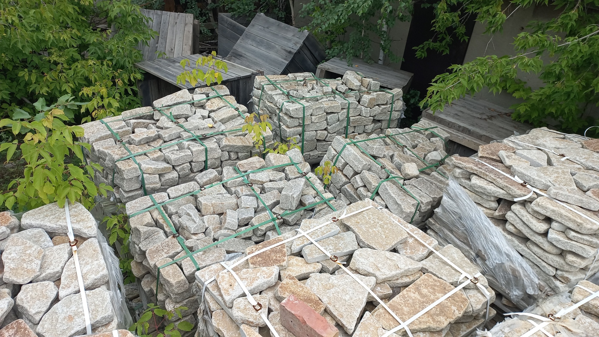 Плитняк галтованный гранитный для ландшафтного дизайна купить в Осе