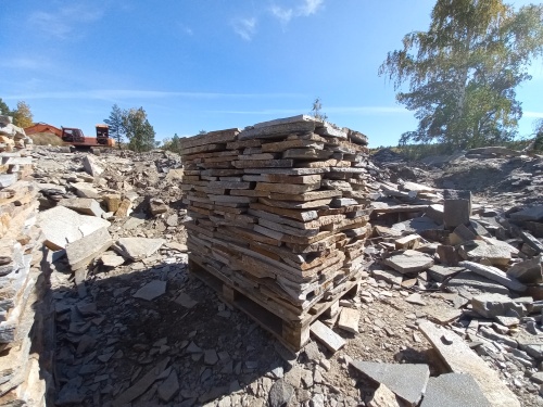 Плитняк златолит серебристый для мощения на бетон купить в Осе