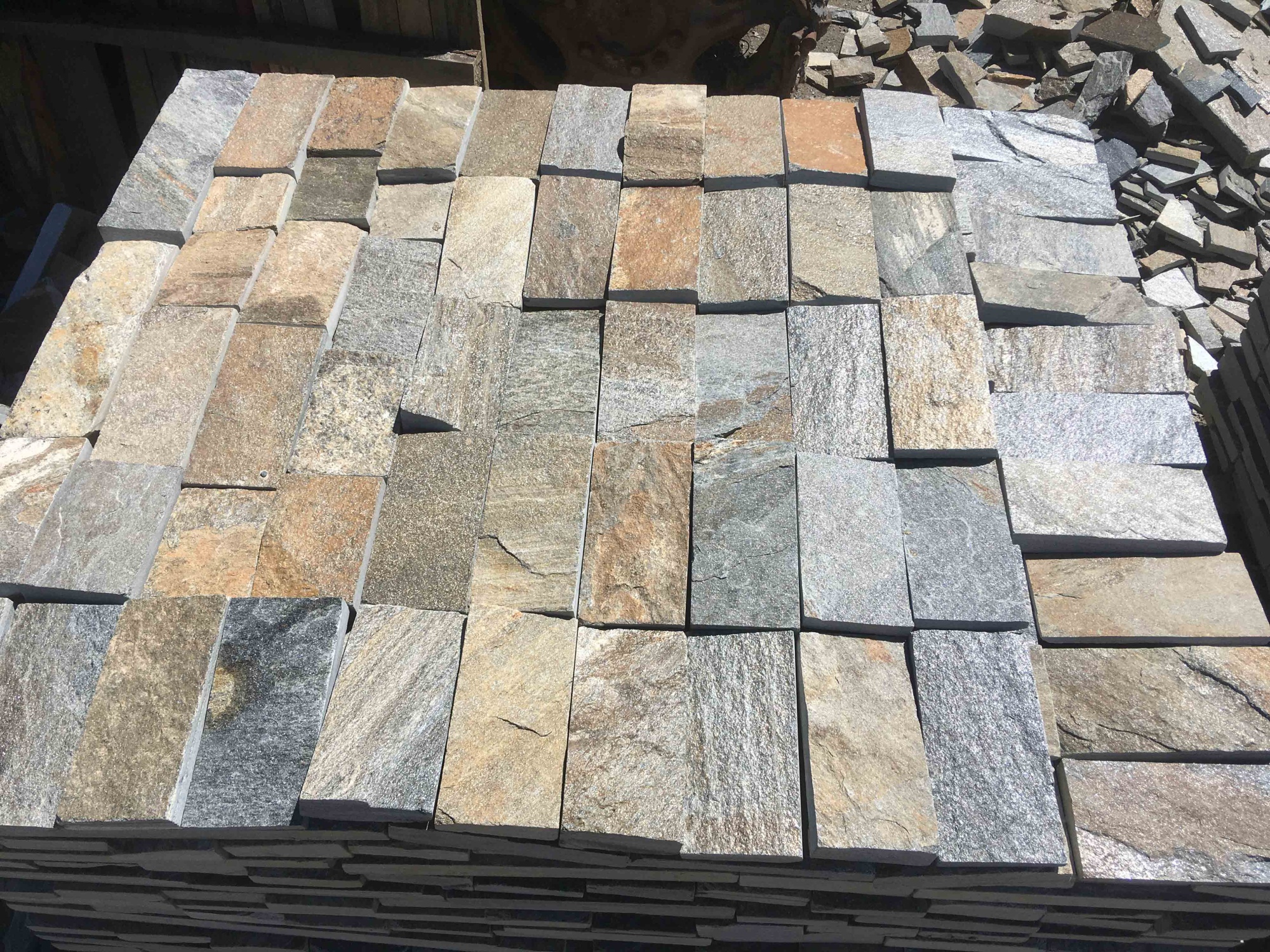 Плитка пилёная златолит Уральский для цоколя, отмостки купить в Осе