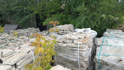 Плитняк галтованный гранитный для ландшафтного дизайна купить в Осе