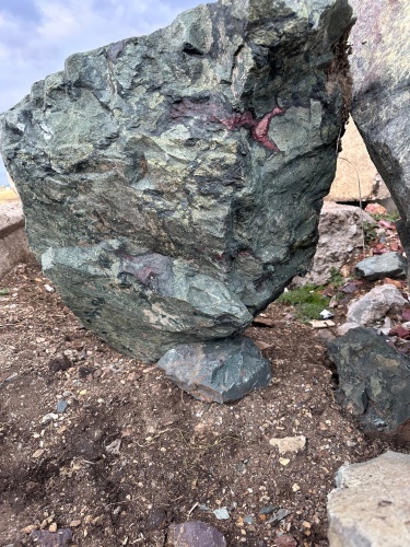 Гигантские зелёные валуны для ландшафтного дизайна весом более 5 тонн купить в Осе