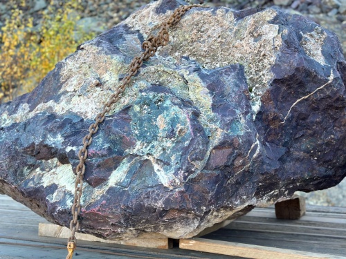 Огромные красно-фиолетовые валуны для ландшафтного дизайна весом более 5 тонн купить в Осе