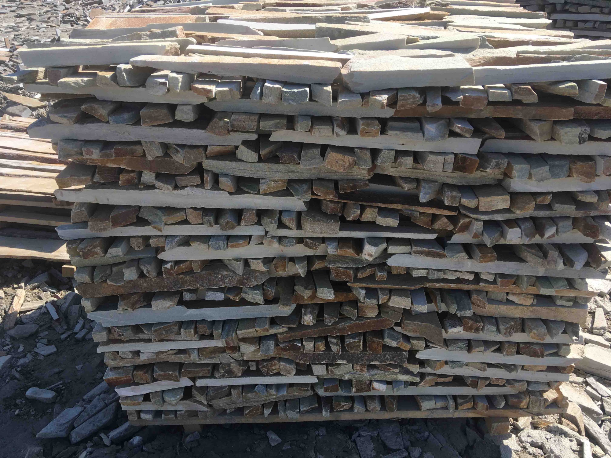 Горбушка златолит золотистый для облицовки купить в Осе