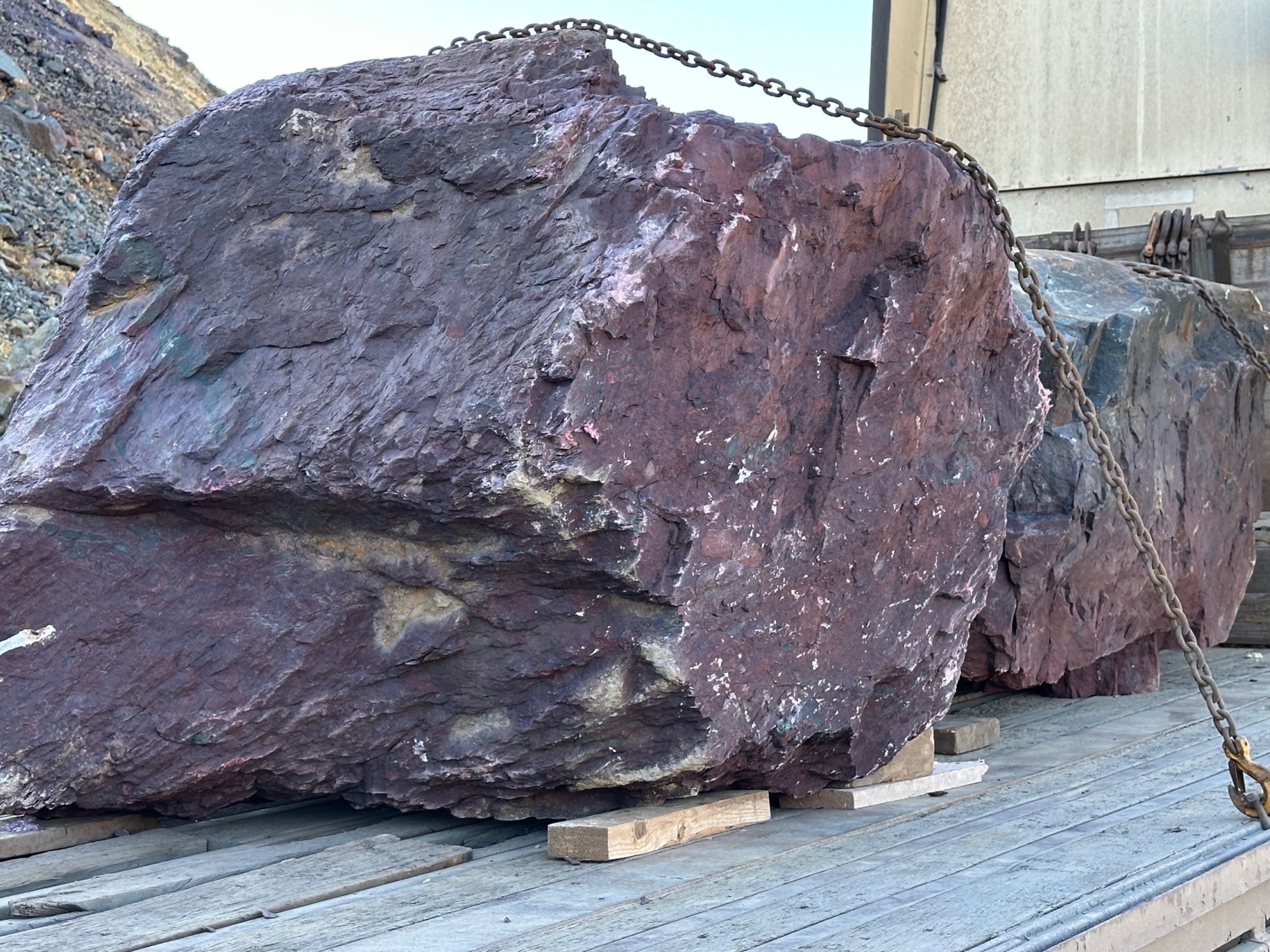 Огромные красно-фиолетовые валуны для ландшафтного дизайна весом более 5 тонн купить в Осе