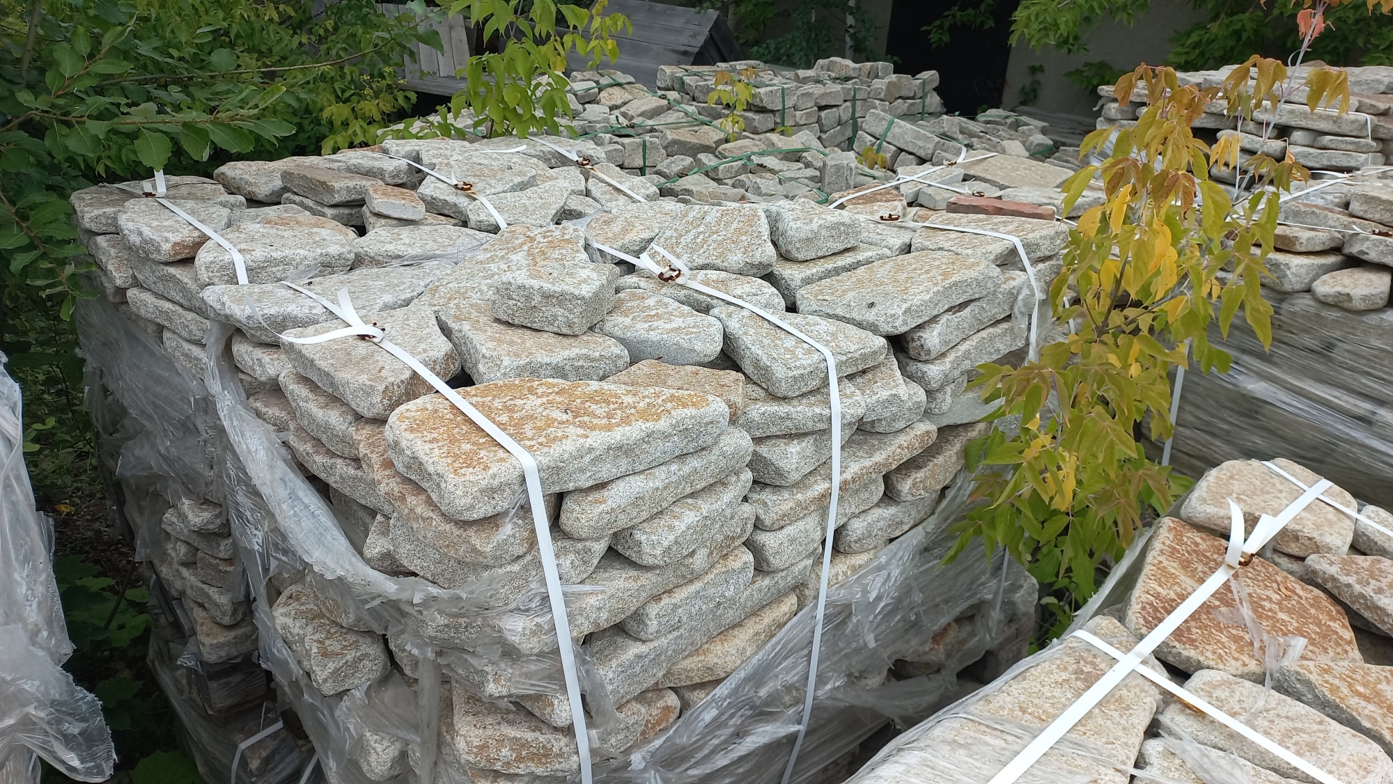 Плитняк галтованный гранитный для ландшафтного дизайна купить в Осе