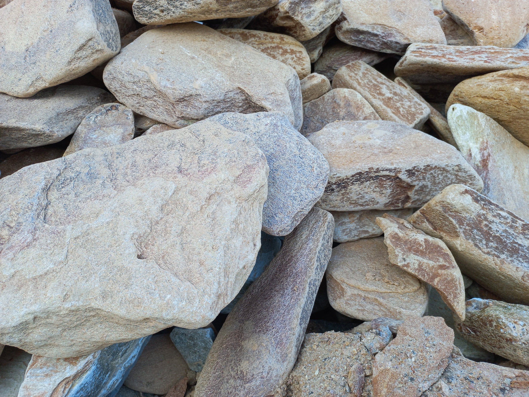 Златолит жёлтый, жёлто-зелёный глыбки и валуны для ланшафтного дизайна купить в Осе