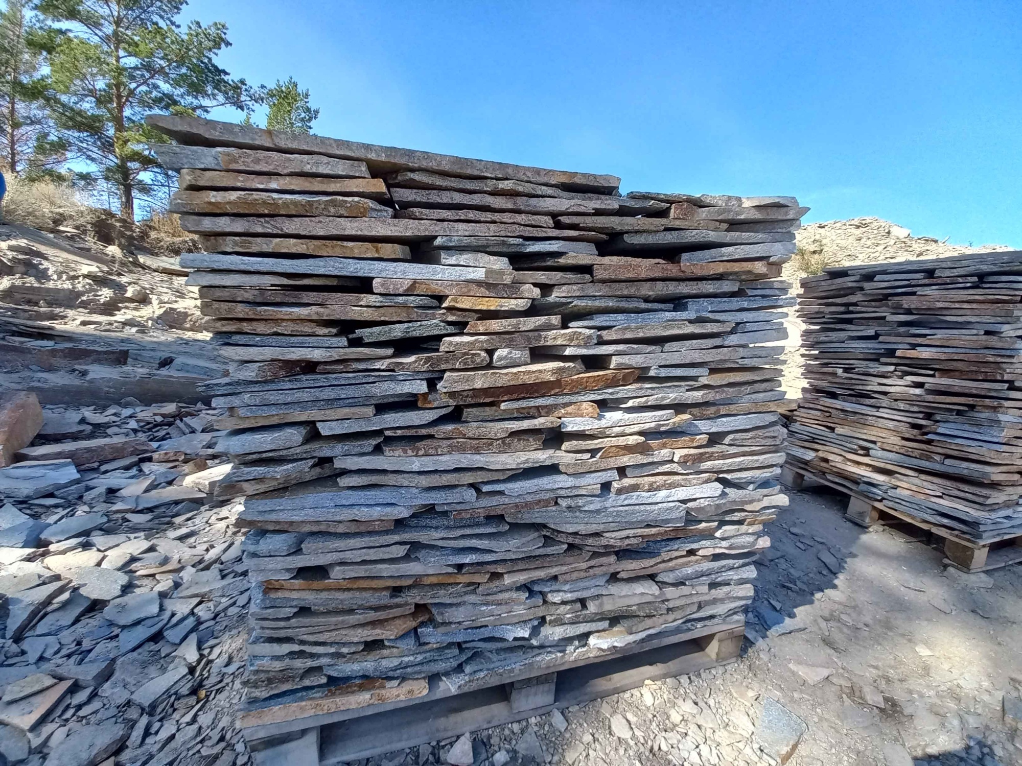 Плитняк златолит серебристый для фасада купить в Осе