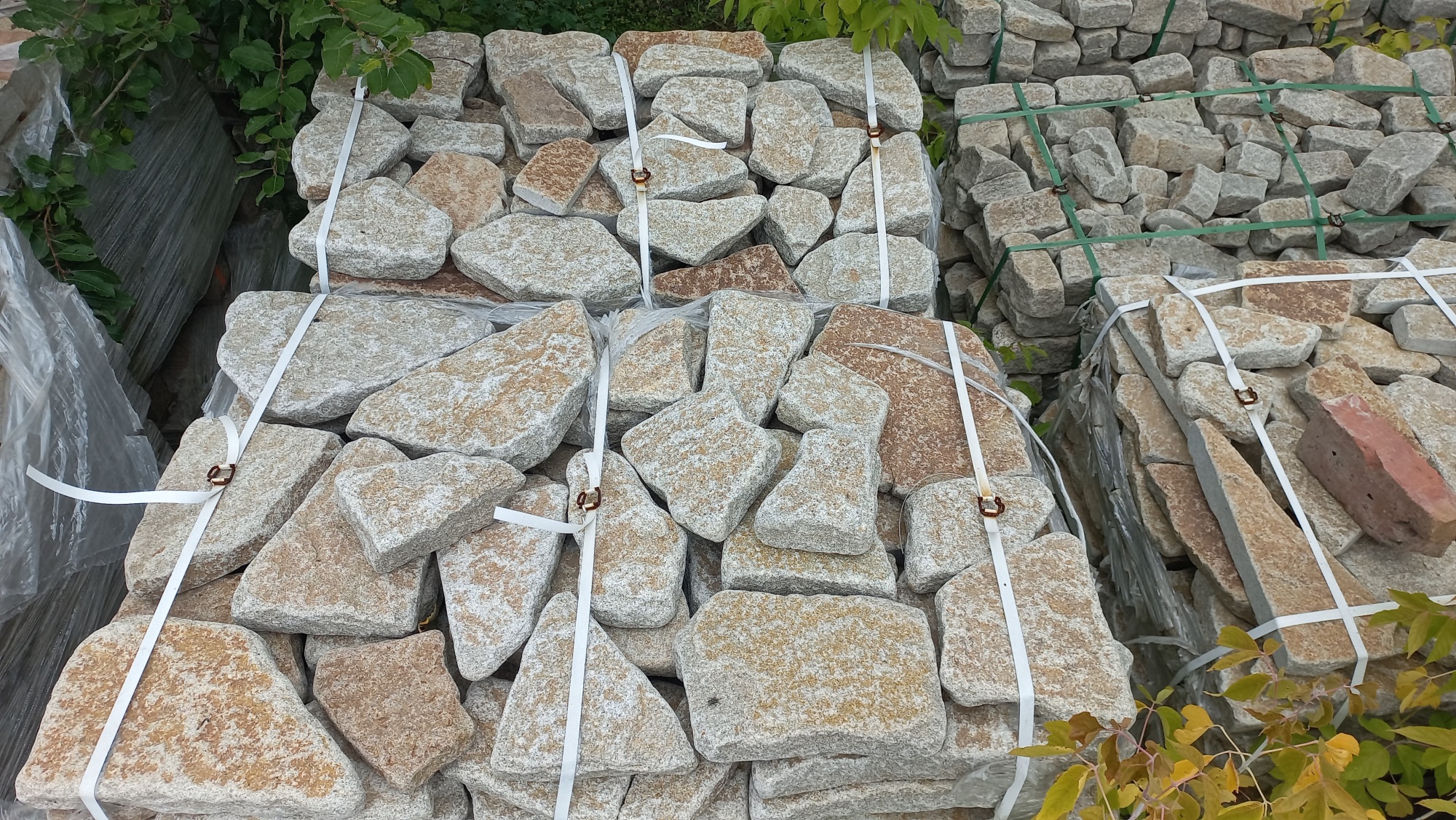 Гранитный плитняк галтованный для мощения купить в Осе