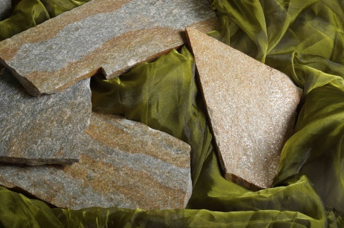 Плитняк златолит Уральский для цоколя, отмостки купить в Осе