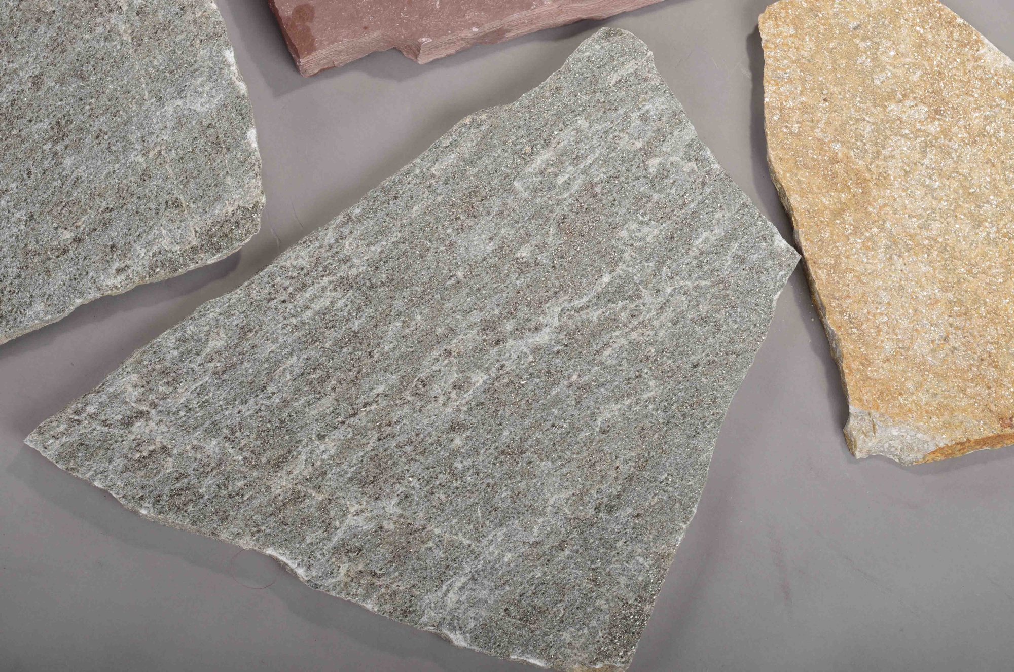 Плитняк златолит Уральский  для фасада купить в Осе