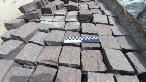 Лемезит колотая брусчатка 10 * 10 см. для парковки купить в Осе