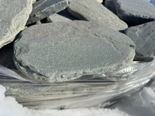 Плитняк златолит зелёный галтованный для мощения на бетон купить в Осе